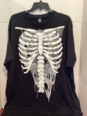 T100-Black Men's Skeleton Webbed Ribs Graphic T Shirt Size 2 X Large (50-52)
